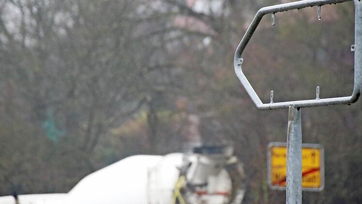 Bleibt ein leerer Schilderrahmen oder wird das Schild irgendwann auf ein Gewerbegebiet nördlich der Meininger Straße hinweisen? Entscheidungen sollen 2016 fallen. Foto: Heike Beufert
