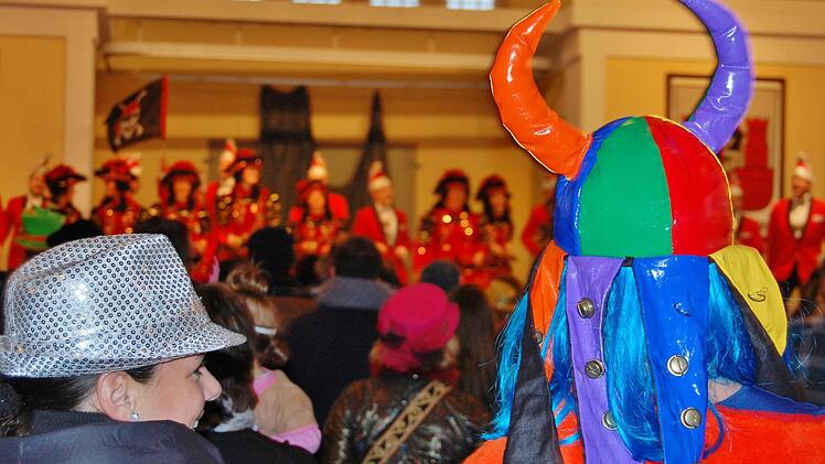Faschingstreiben im Tattersall.  Foto: Sigismund von Dobschütz