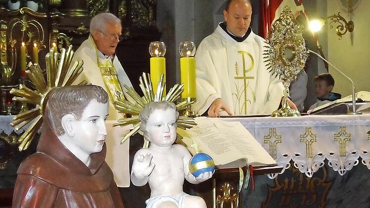 Der Heilige Antonius gilt als "Haus-und-Hof-Heiliger" der Franziskaner auf dem Heiligen Berg der Franken. Bischof Dr. Friedhelm Hofmann kam eigens zu diesem großen Fest in die Rhön. Foto: Marion Eckert