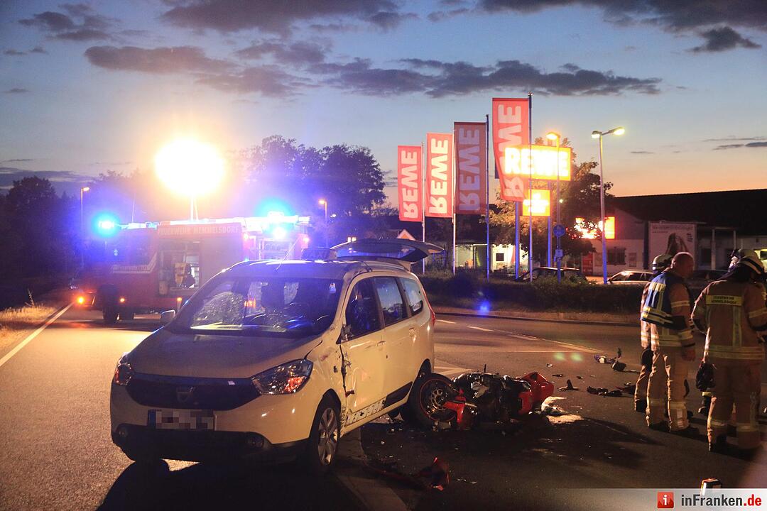 Am Montagabend krachte ein 28-jähriger Motorradfahrer bei Lichteneiche in ein Auto.