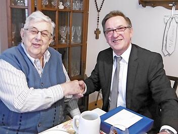 Heinz Plachetka freute sich &uuml;ber die Gl&uuml;ckw&uuml;nsche von Zweitem B&uuml;rgermeister Ludwig Wolf. Foto: pr