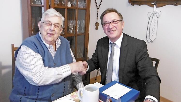 Heinz Plachetka freute sich &uuml;ber die Gl&uuml;ckw&uuml;nsche von Zweitem B&uuml;rgermeister Ludwig Wolf. Foto: pr
