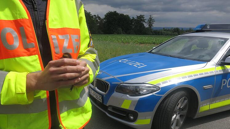 Am Mittwochnachmittag r&uuml;ckten Polizisten zu einem ungew&ouml;hnlichen Einsatz in Coburg aus. Sechs Entenk&uuml;ken wollten die vielbefahrene B4 &uuml;berqueren. Die Polizei konnte drei K&uuml;ken retten. Foto: Polizei