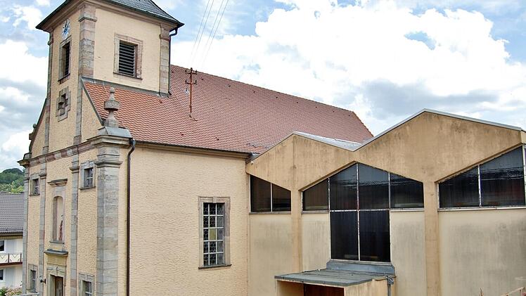 Eine lange Geschichte: Die Waldfensterer bekommen jetzt eine Kirche, die sich sehen lassen kann. Denn die 1804 errichtete Pfarrkirche Mariä Himmelfahrt (links) wird demnächst saniert, die 1962 angebaute St.-Pius-Kirche wird aber abgerissen. Sigismund von Dobschütz