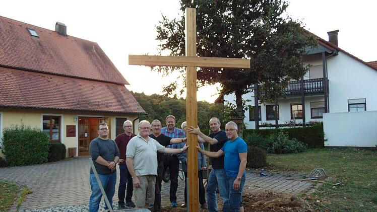 Das Kreuz steht.Foto: Petra Malbrich