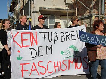 Zwei Seiten eines Politikerbesuchs in Stockheim: Gauland erntete im Saal Zuspruch, draußen Protest. Foto: Veronika Schadeck