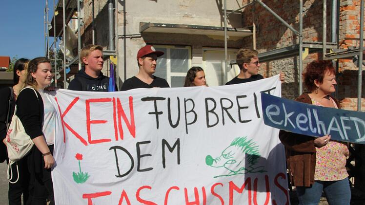 Zwei Seiten eines Politikerbesuchs in Stockheim: Gauland erntete im Saal Zuspruch, draußen Protest. Foto: Veronika Schadeck