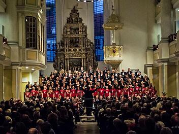 Beeindruckend geriet das Benefizkonzert mit dem Deutschen Ärzteorchester und dem Deutschen Ärztechor vor zahlreichen Zuhörern in der Coburger Morizkirche. Am Dirigentenpult stand Alexander Mottok.Foto: Jochen Berger