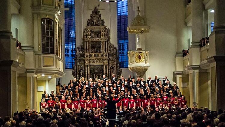 Beeindruckend geriet das Benefizkonzert mit dem Deutschen Ärzteorchester und dem Deutschen Ärztechor vor zahlreichen Zuhörern in der Coburger Morizkirche. Am Dirigentenpult stand Alexander Mottok.Foto: Jochen Berger