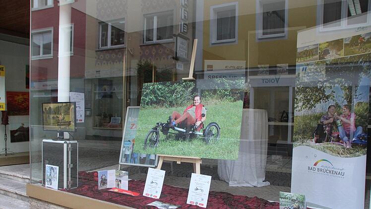 Ob Vereine, die Stadt oder hiesige Künstler: Viele Schaufenster leerstehender Geschäfte sind liebevoll dekoriert. Foto: Ulrike Müller