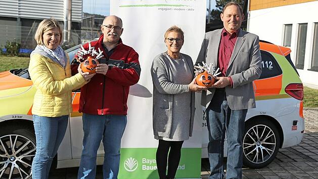 Stellvertretende BBV-Kreisb&auml;uerin Christine Werner, HvO-Bereitschaftsleiter Josef Kern (NL G&ouml;&szlig;weinstein), BBV-Kreisb&auml;uerin Rosi Kraus und HvO-Vorstand Arnulf Koy (NL Eggolsheim) bei der Spenden&uuml;bergabe Foto: Franz Galster