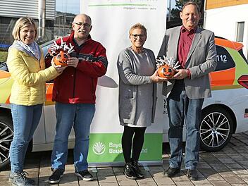 Stellvertretende BBV-Kreisbäuerin Christine Werner, HvO-Bereitschaftsleiter Josef Kern (NL Gößweinstein), BBV-Kreisbäuerin Rosi Kraus und HvO-Vorstand Arnulf Koy (NL Eggolsheim) bei der Spendenübergabe Foto: Franz Galster