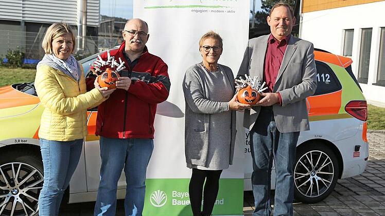 Stellvertretende BBV-Kreisbäuerin Christine Werner, HvO-Bereitschaftsleiter Josef Kern (NL Gößweinstein), BBV-Kreisbäuerin Rosi Kraus und HvO-Vorstand Arnulf Koy (NL Eggolsheim) bei der Spendenübergabe Foto: Franz Galster