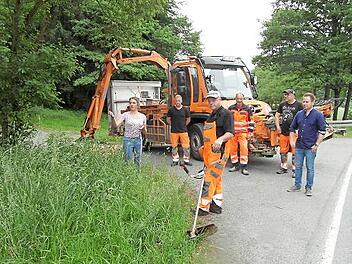 Anna Bergmann stellte den Bauhofmitarbeitern das neue Pflegekonzept f&uuml;r die Stra&szlig;enr&auml;nder vor.