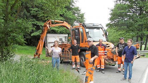 Anna Bergmann stellte den Bauhofmitarbeitern das neue Pflegekonzept f&uuml;r die Stra&szlig;enr&auml;nder vor.