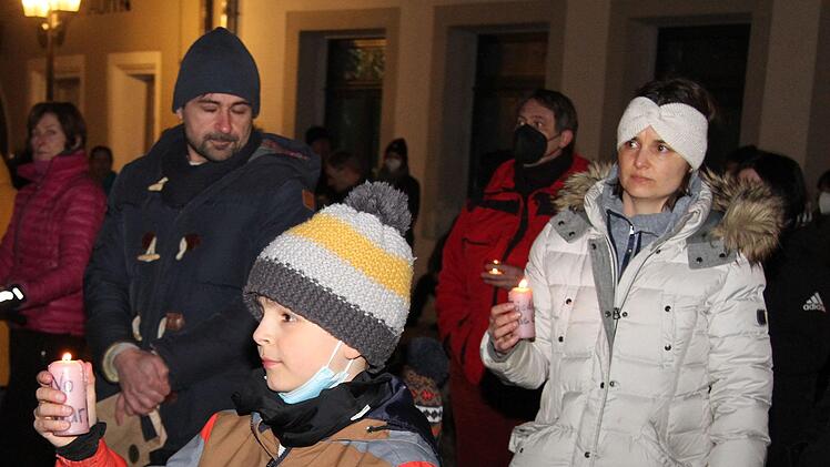 Viele Kinder waren bei der Mahnwache dabei und trugen Kerzen. Foto: Sonny Adam