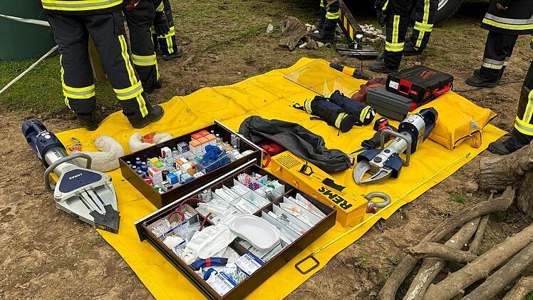 Nürnberger Land: Feuerwehr rettet Pferd aus Traktorreifen - "konnte sich nicht befreien"