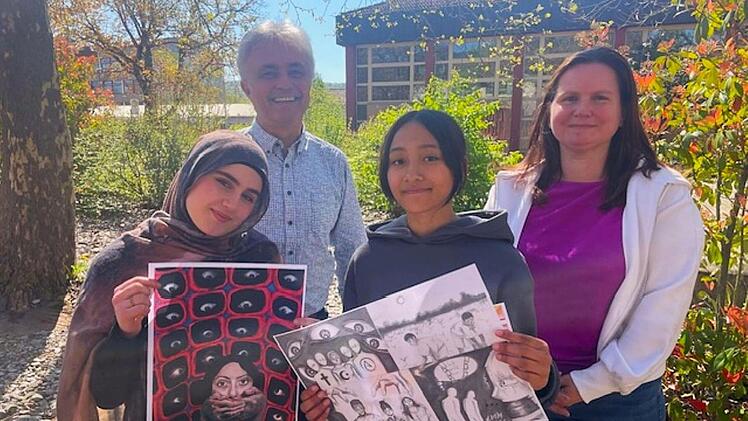 Unser Bild zeigt (von links) Aya Al Salman, Schulleiter OStD Erich Dietrich, Andrea Offner sowie Fachschaftsleitung Heike Schneider.