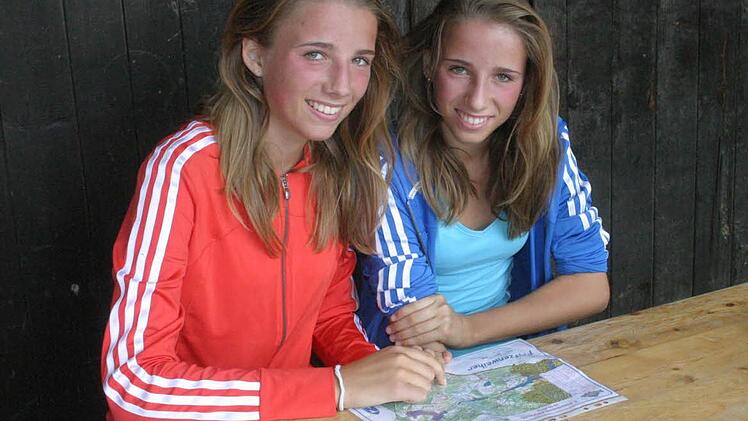 Isabel (l.) und Mareike Seeger besprechen im Ziel auf der Karte ihre Problemstellen.