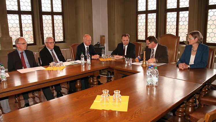 Bei ihrem ersten Termin konnte die neu gewählte Dettelbacher Bürgermeisterin  Christine Konrad (von rechts) Staatssekretär Gerhard Eck, den Präsidenten der Autobahndirektion Nordbayern, Reinhard Pirner, Robert Wasmaier von der obersten Baubehörde, Leitenden Baudirektor  Wolfgang Würker und den Leiter der Dienststelle Würzburg Jens Ehmke  begrüßen.   Foto: Molitor
