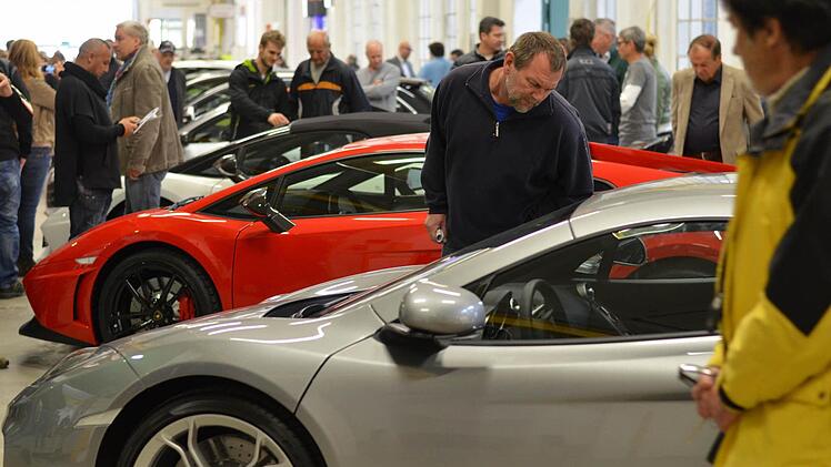 Sportwagen ohne Ende - im Vordergrund ein silberner McLaren. Foto: Nikolas Pelke