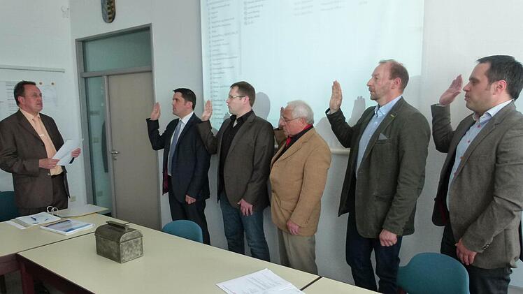 Bürgermeister Udo Siegel (links) vereidigt die neuen Gemeinderäte (von links) Oliver Göckel, Marco Buff, Johannes Höh, Frank Degner und Frank Schramm. Foto: Doris Weidner