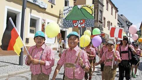 Sie hatten die weiteste Anreise: Schüler aus Peru - die Buben kamen in Lederhosen und Karohemden, die Mädchen im Dirndl.