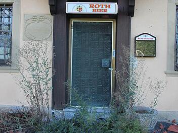 Der Eingangsbereich des früheren Gasthofes wuchert langsam zu. Foto: Heike Beudert