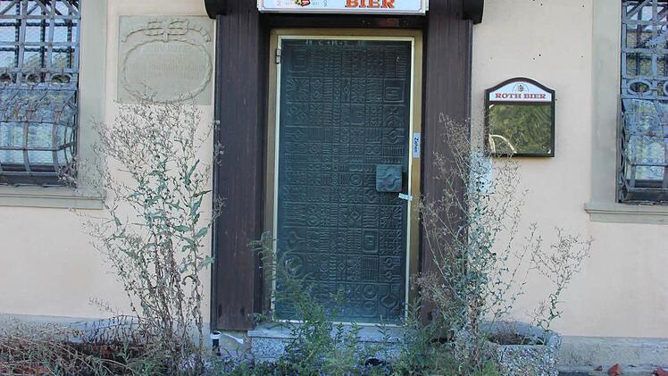 Der Eingangsbereich des früheren Gasthofes wuchert langsam zu. Foto: Heike Beudert