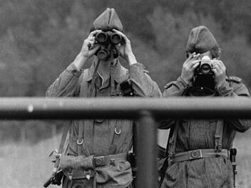 Zwei Grenzaufklärer der DDR beobachten die innerdeutsche Grenze am unterfränkischen Grenzabschnitt. Foto: Bundespolizei
