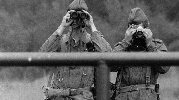 Zwei Grenzaufklärer der DDR beobachten die innerdeutsche Grenze am unterfränkischen Grenzabschnitt. Foto: Bundespolizei