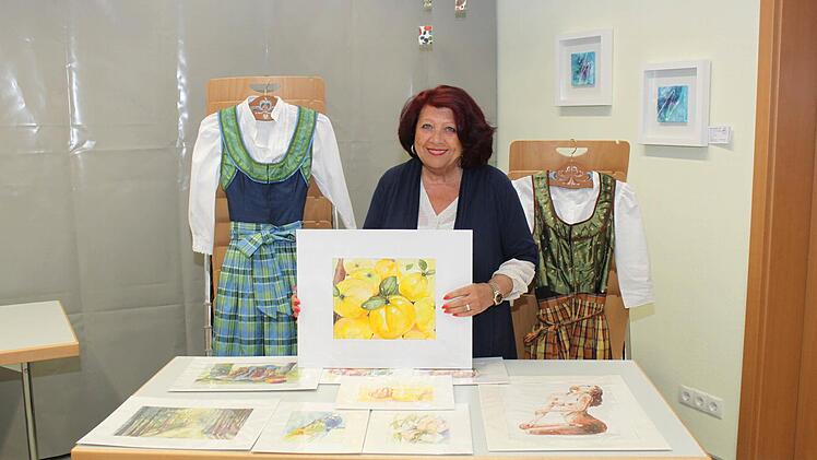 Renate Knöttner ist Kursleiterin vom Aquarellkurs - im Hintergrund Ergebnisse aus dem Nähkurs Fränkische Kittel Foto: Carmen Schwind