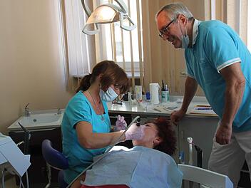Zahnarzthelferin Andrea und ihre Kollegin sind bereits bei anderen Zahnarztpraxen untergekommen. Das war Dr. Günter Schneider wichtig, der große Stücke auf seine zwei Mitarbeiterinnen hält. Fotos: Kerstin Väth