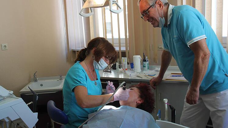 Zahnarzthelferin Andrea und ihre Kollegin sind bereits bei anderen Zahnarztpraxen untergekommen. Das war Dr. Günter Schneider wichtig, der große Stücke auf seine zwei Mitarbeiterinnen hält. Fotos: Kerstin Väth