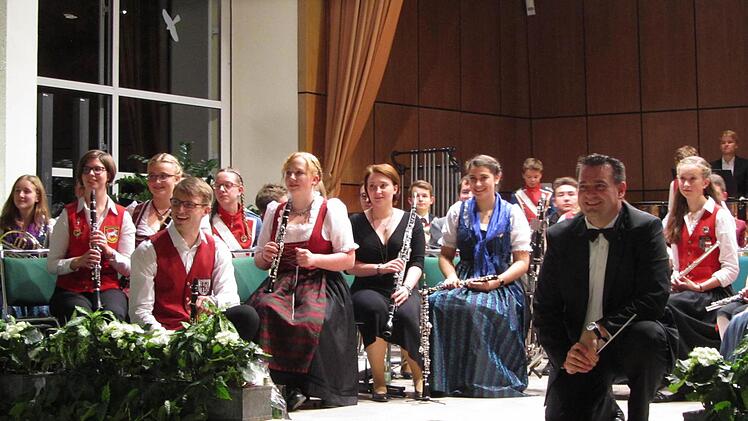 Über den tosendem Applaus freuten sich die Musiker und spielten zur Freude der Zuhörer noch zwei Zugaben. Foto: Sebastian Vogt