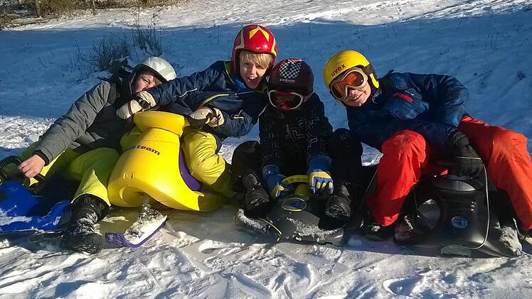 Lucas, Jacob, Lorenz und Noah (von links) haben die Piste am Altenberg in Haard getestet. Foto: Wolfgang Wilm