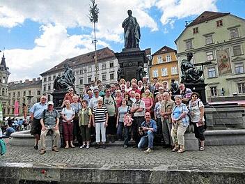 Die Reisegruppe aus Ludwigschorgast vor dem Erzherzog-Johann-Brunnen am Hauptplatz in Graz Foto: Tobias Braunersreuther