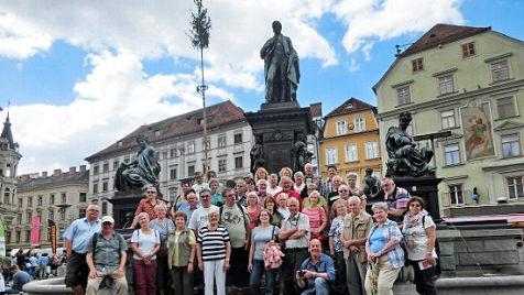 Die Reisegruppe aus Ludwigschorgast vor dem Erzherzog-Johann-Brunnen am Hauptplatz in Graz Foto: Tobias Braunersreuther