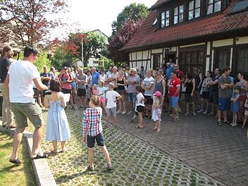 Mehr als 100 Mitglieder aus der Großfamilie treffen sich am Ausgangspunkt der Rallye. Foto: Winfried Ehling