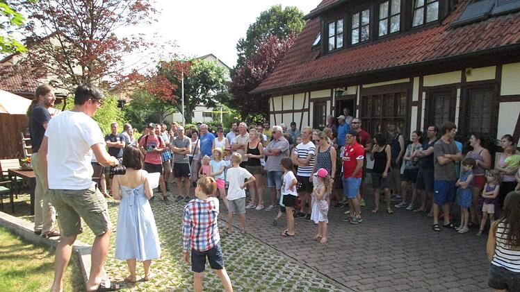 Mehr als 100 Mitglieder aus der Großfamilie treffen sich am Ausgangspunkt der Rallye. Foto: Winfried Ehling