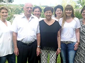 V. l: Tochter Melanie, Theobald Heinlein, Tochter Nicole, Johanna Heinlein, Tochter Stefanie, Tochter Kathrin, 2. Bürgermeisterin Monika Barnickel Foto: H. Martin