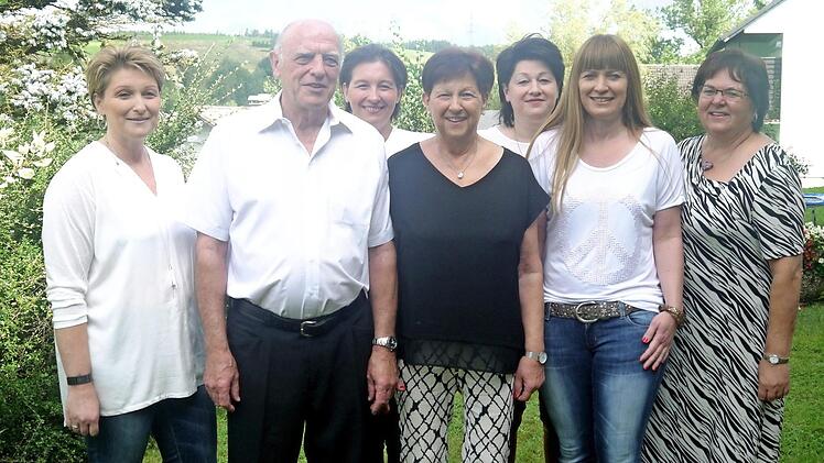 V. l: Tochter Melanie, Theobald Heinlein, Tochter Nicole, Johanna Heinlein, Tochter Stefanie, Tochter Kathrin, 2. Bürgermeisterin Monika Barnickel Foto: H. Martin