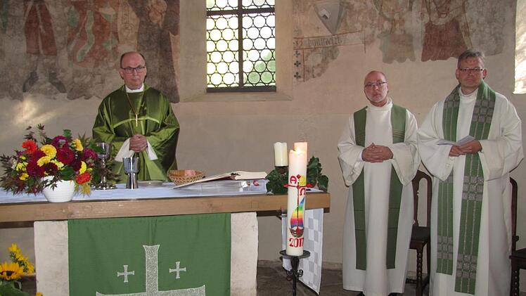 Bischof Matthias Ring, Pfarrer Niki Schönherr und Pfarrer Hans Jürgen Pöschl beim Festgottesdienst in der St.-Nikolaus-Kapelle. Foto: Martin Koch