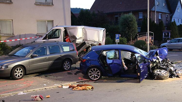 Bei einem schweren Unfall in der Nacht auf Samstag wurden drei Menschen zum Teil schwer verletzt.  Foto: Michael Stelzner