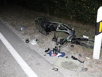 Ein 81-Jähriger war mit seinem E-Bike auf dem Heimweg, als er einem Fahrzeug der Military Police die Vorfahrt nahm. Es kam zum Zusammenstoß. Der Rentner, der mehrere Knochenbrüche erlitt, hatte 1,24 Promille Alkohol im Blut. Foto: NEWS5 / Haag