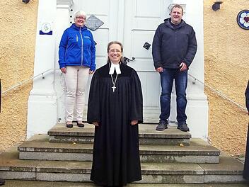 Nach der feierlichen Amtsübergabe (von links): Pfarrer i. R. Albrecht Bischoff, Pflegedienstleiterin Bernhilde Treuner, Dekanin Ulrike Schorn, 2. Diakonievereins-Vorsitzender Julian Schmidt sowie die neue Diakonievereins-Vorsitzende, Pfarrerin Rebekka Pöhlmann  Foto: Heike Schülein