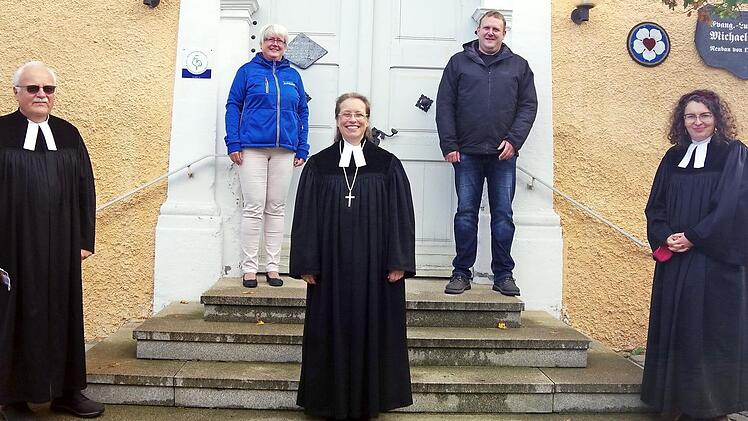 Nach der feierlichen Amtsübergabe (von links): Pfarrer i. R. Albrecht Bischoff, Pflegedienstleiterin Bernhilde Treuner, Dekanin Ulrike Schorn, 2. Diakonievereins-Vorsitzender Julian Schmidt sowie die neue Diakonievereins-Vorsitzende, Pfarrerin Rebekka Pöhlmann  Foto: Heike Schülein