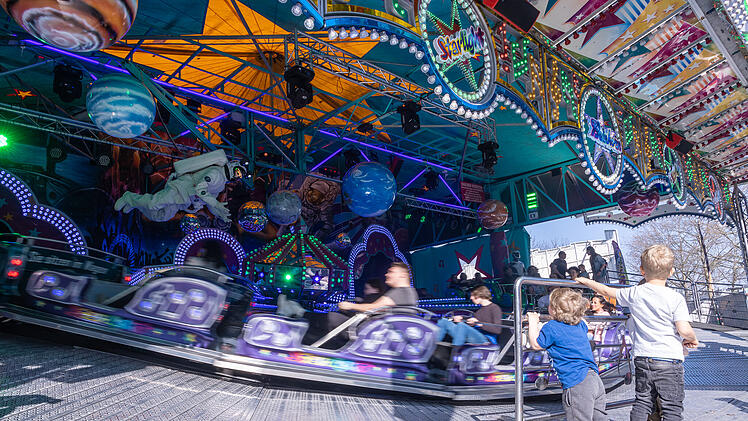 Nach zwei Jahren Corona-Pause: Erstes Volksfest in Bayern eröffnet