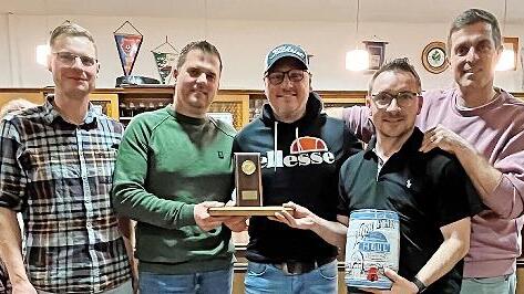 Die „Trumpfjäger“ mit ihrem Siegerpokal (von links): Matthias Schmück, Stefan Schießer, Sebastian Wufka und Michael Muth sowie Initiator Felix Füller.