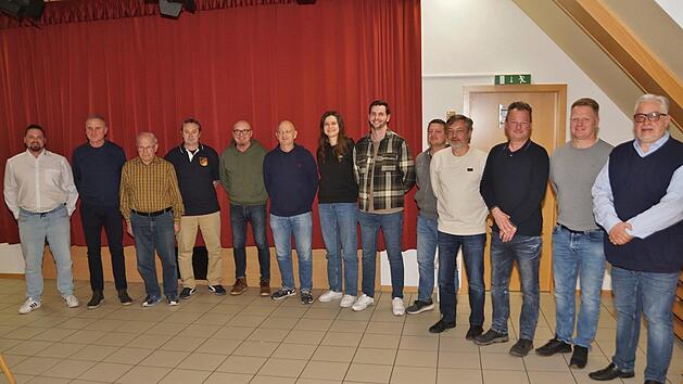 Die neue Vorstandschaft der Reservistenkameradschaft (RK) R&ouml;bersdorf mit dem Kreisvorsitzenden Dominik Wei&szlig;meier (links) und dem Organisationsleiter Christian Napp (rechts).